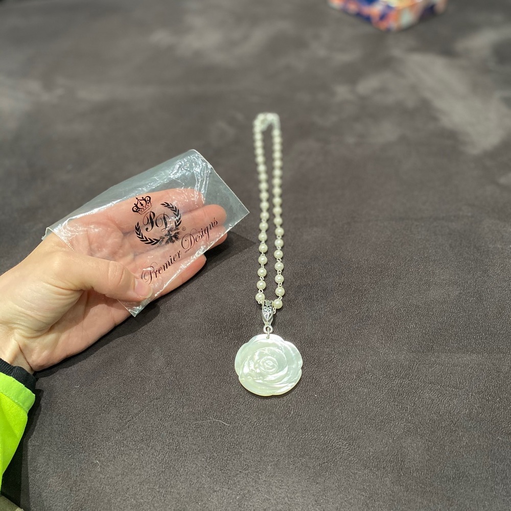 Gently used Premier Rose Necklace✨